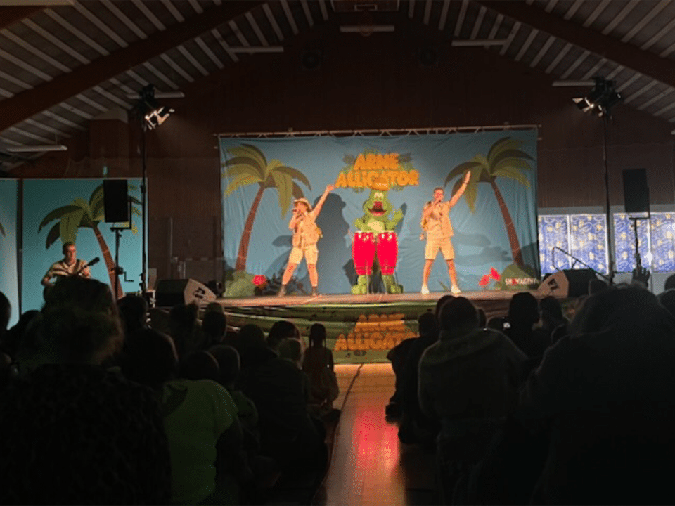 Arne alligator synger på en scene
