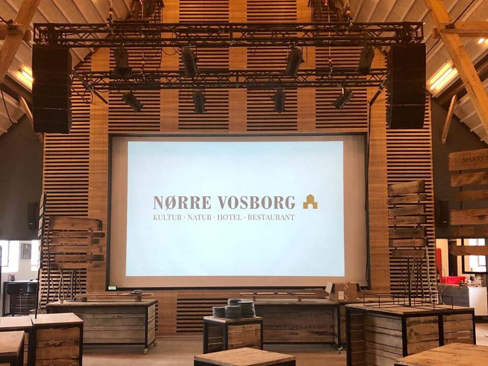 Nørre Vosborg mødelokale med lyd, projekter, lærred og scenelys
